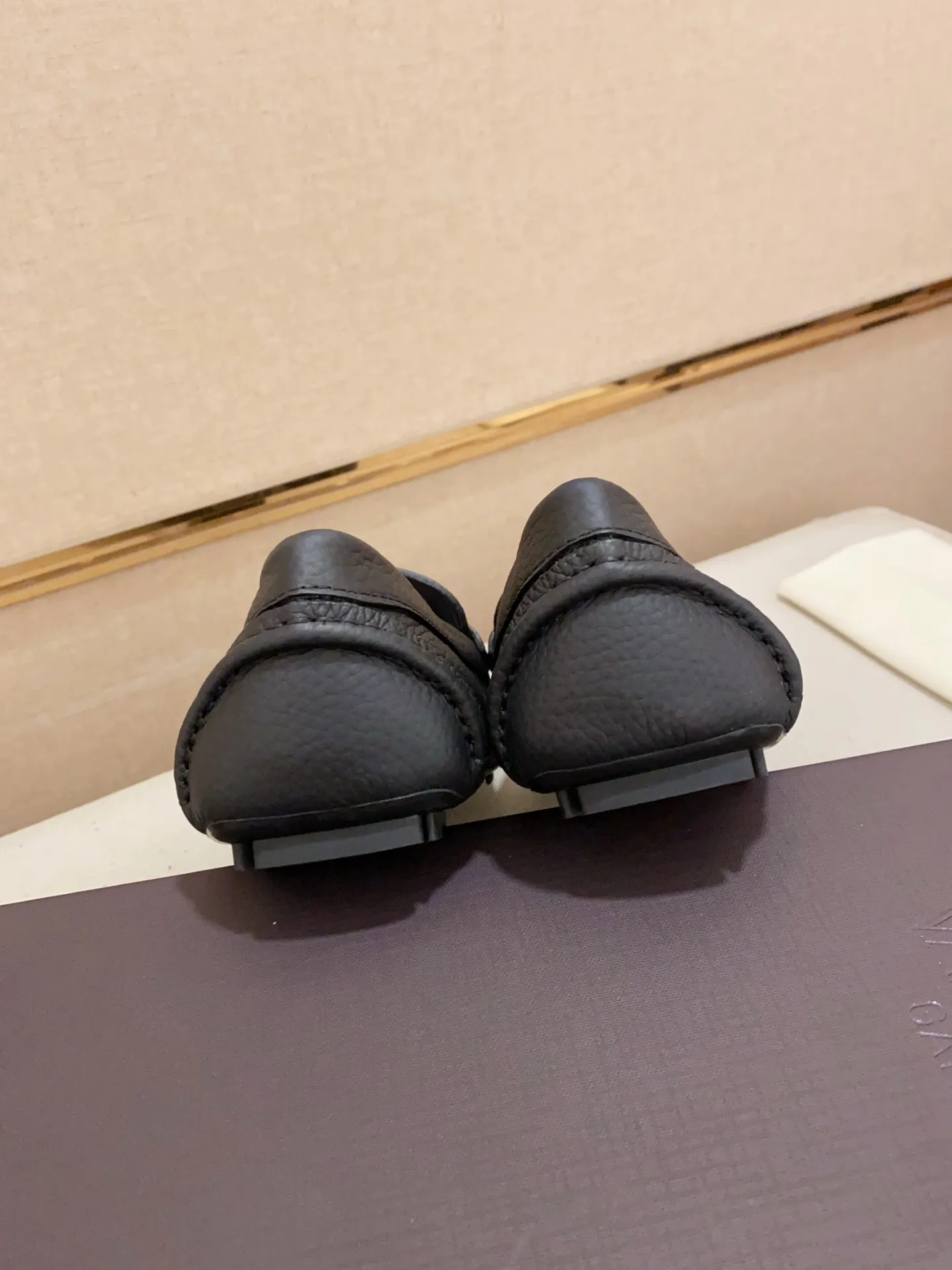 Men's shoes💰: 680💰VALENTINO, made of imported cowhide with imported water-dyed cowhide lining, iconic hardware and iconic wear-resistant outsole. 38-44. 45 VALENTINO packaging can be customized to enjoy the brand’s iconic product packaging